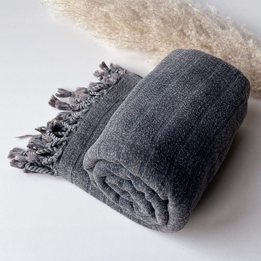 Antraciet stonewashed hamamdoek van bamboe, opgerold met gevlochten franjes