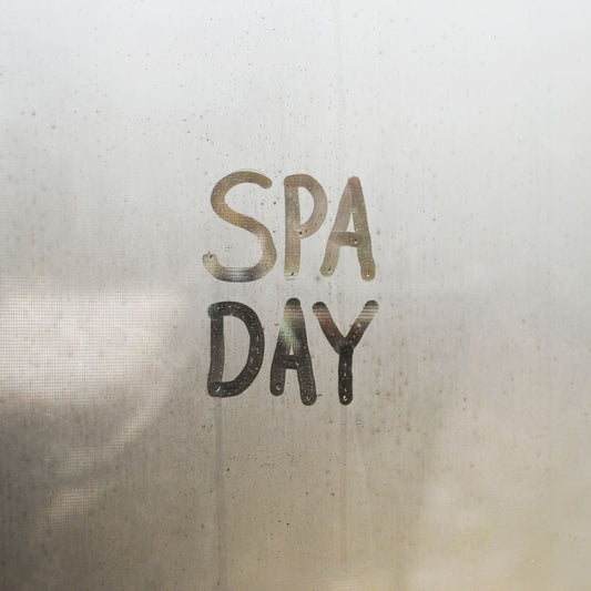 Spa day op beslagen glas als sfeerbeeld voor een saunadag