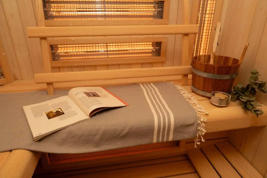 Grote hamamdoek op een houten saunabank in een warme sauna