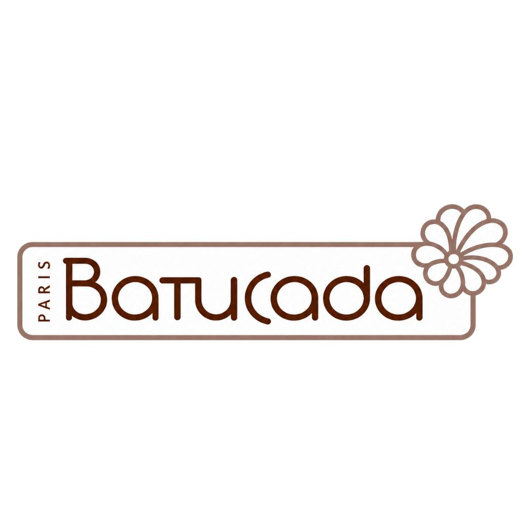 Logo van Batucada Paris met bruine letters en een bloem
