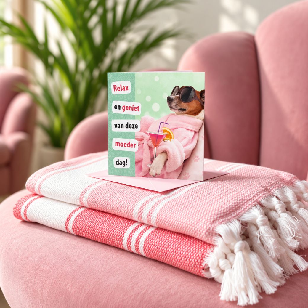 Moederdagcadeau met roze hamamdoeken en kaart op roze stoel