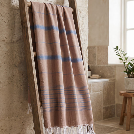 2 kleuren hamamdoek bruin/marineblauw - sfeer