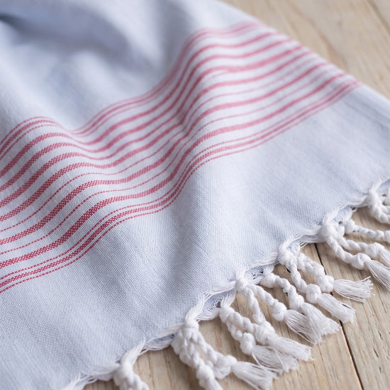 2 kleuren hamamdoek lichtblauw/robijnrood - detail