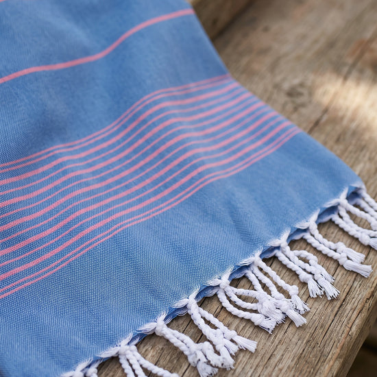 2 kleuren XXL hamamdoek mediteraanblauw/zuurstokroze - detail