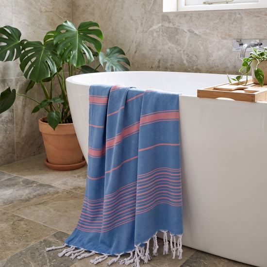 2 kleuren XXL hamamdoek mediteraanblauw/zuurstokroze - sfeer