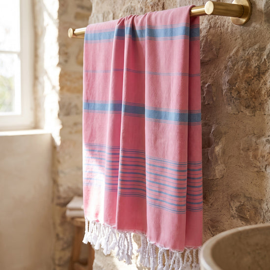 2 kleuren XXL hamamdoek zuurstokroze/oceaanblauw - sfeer