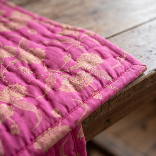 damast beddensprei roze - detail
