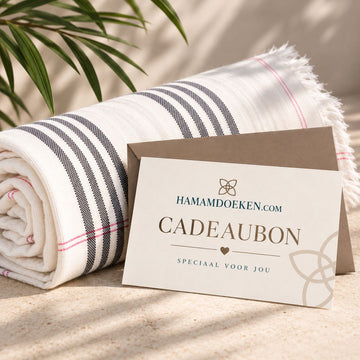 Digitale cadeaubon van Hamamdoeken.com met een hamamdoek, naturel envelop en stijlvolle cadeaukaart.