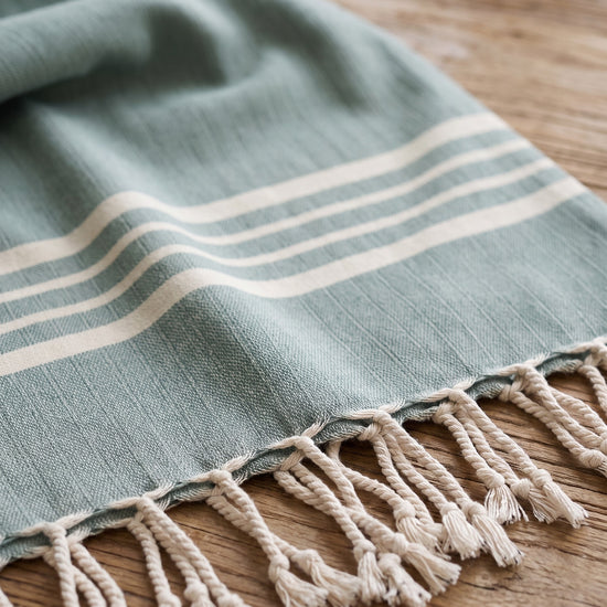 gastendoek Krem Sultan almond green - detail