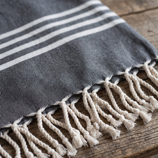 gastendoek Krem Sultan dark grey - detail