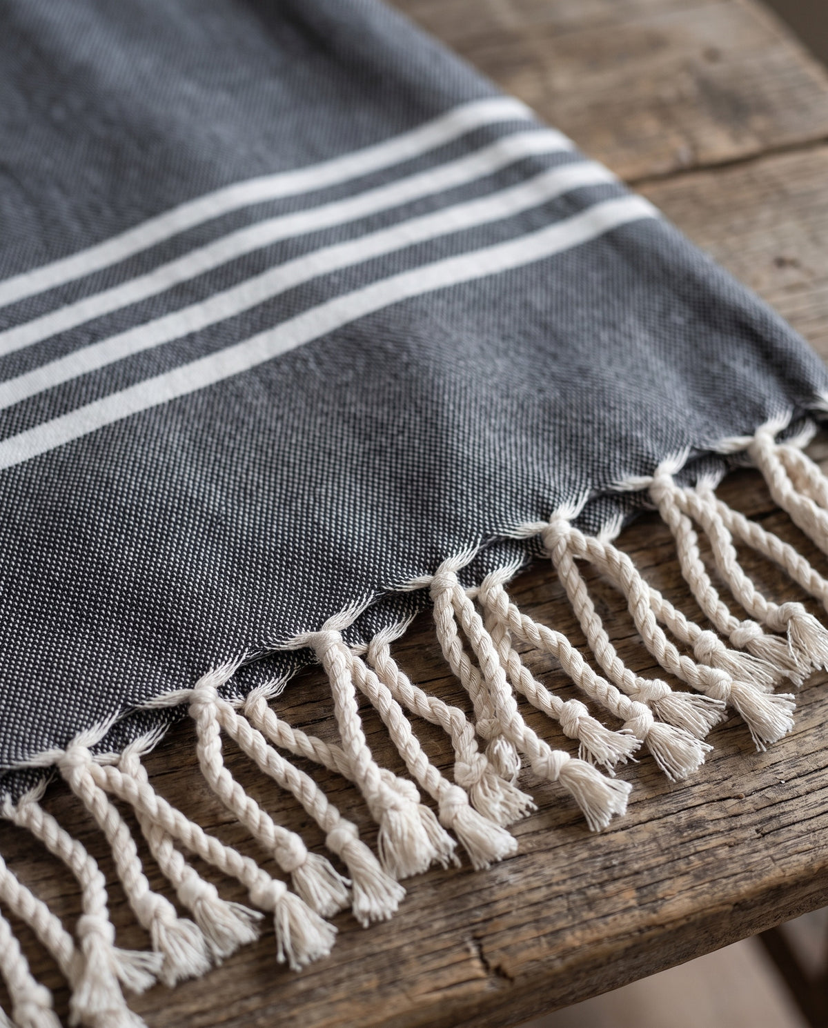 gastendoek Krem Sultan dark grey - detail