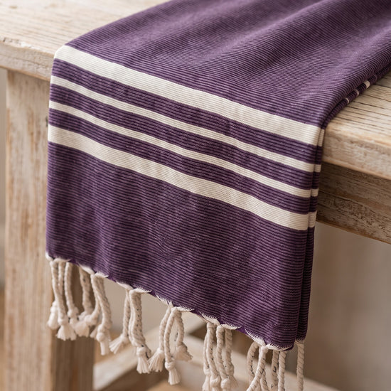gastendoek Krem Sultan dark purple - detail