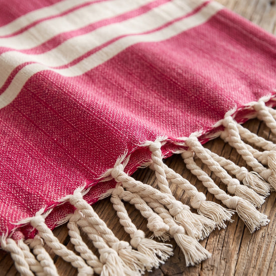 gastendoek Krem Sultan fuchsia - detail