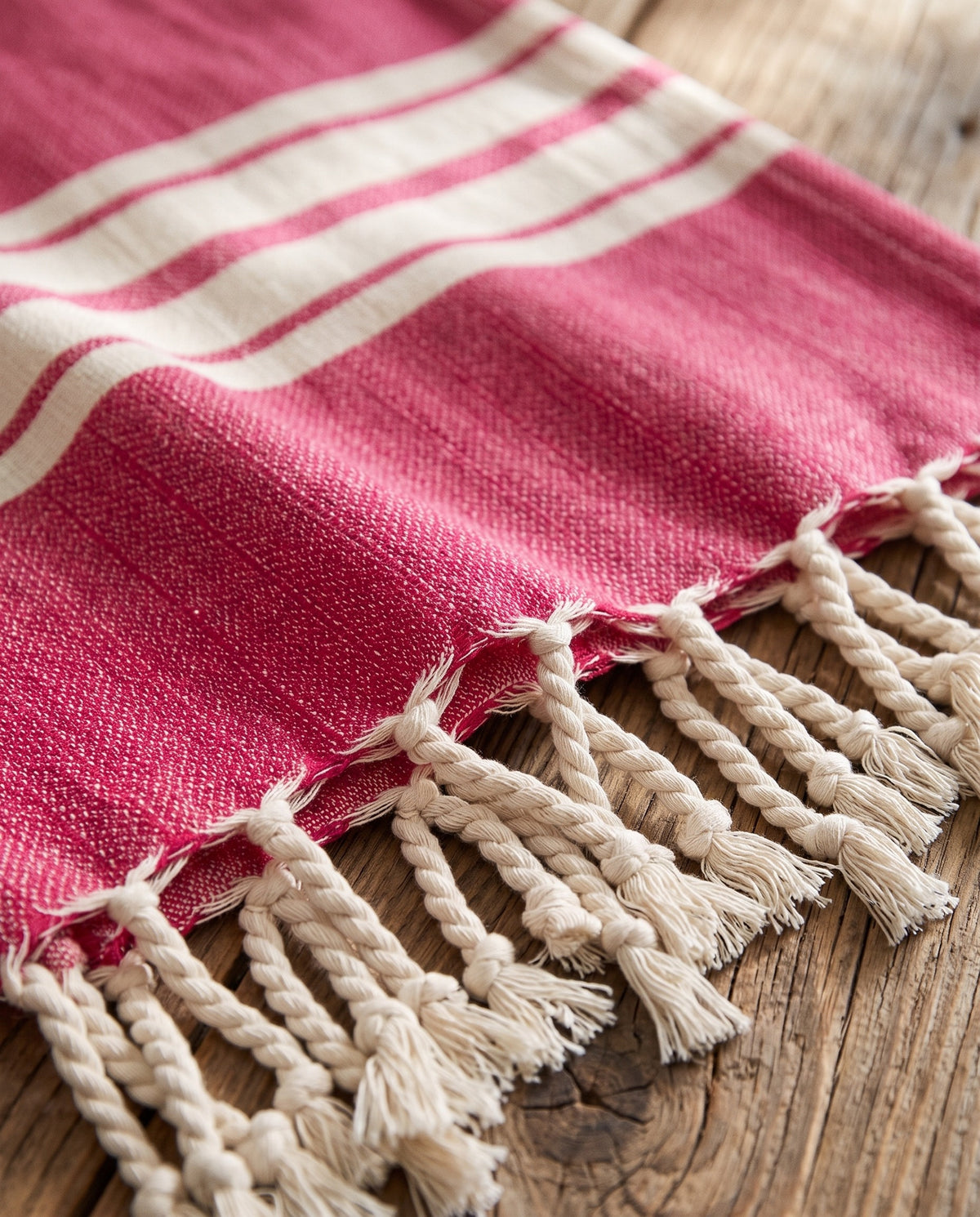 gastendoek Krem Sultan fuchsia - detail