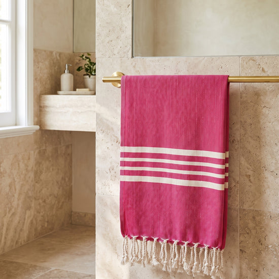 gastendoek Krem Sultan fuchsia - sfeer