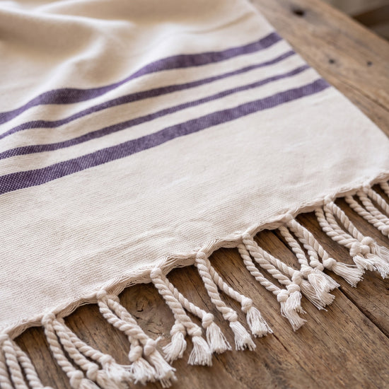 gastendoek Krem Sultan natural dark purple - detail