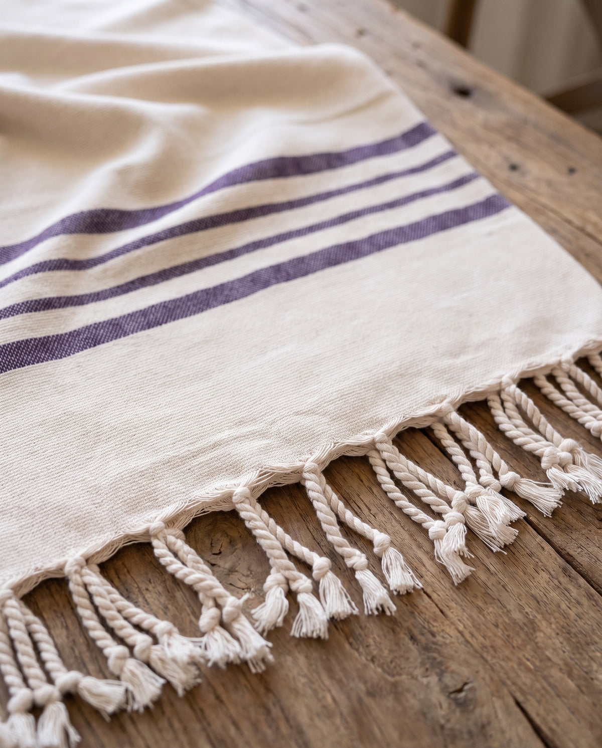 gastendoek Krem Sultan natural dark purple - detail