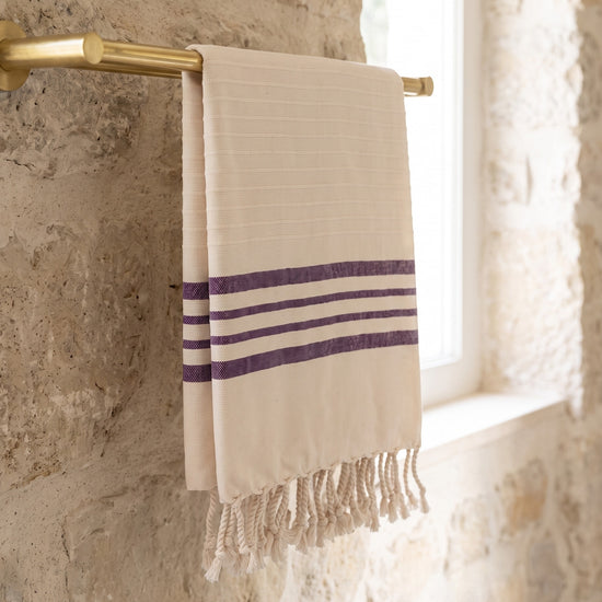 gastendoek Krem Sultan natural dark purple - sfeer
