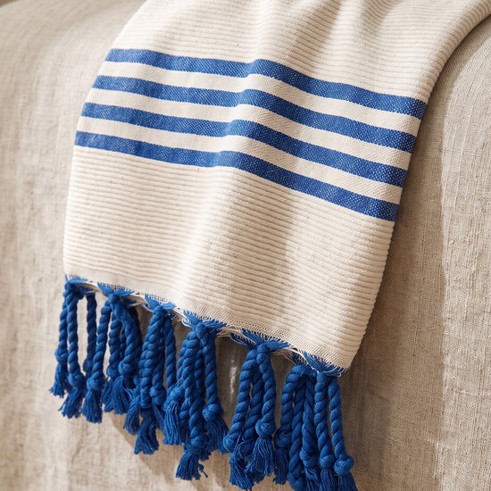 gastendoek Krem Sultan natural royal blue - detail
