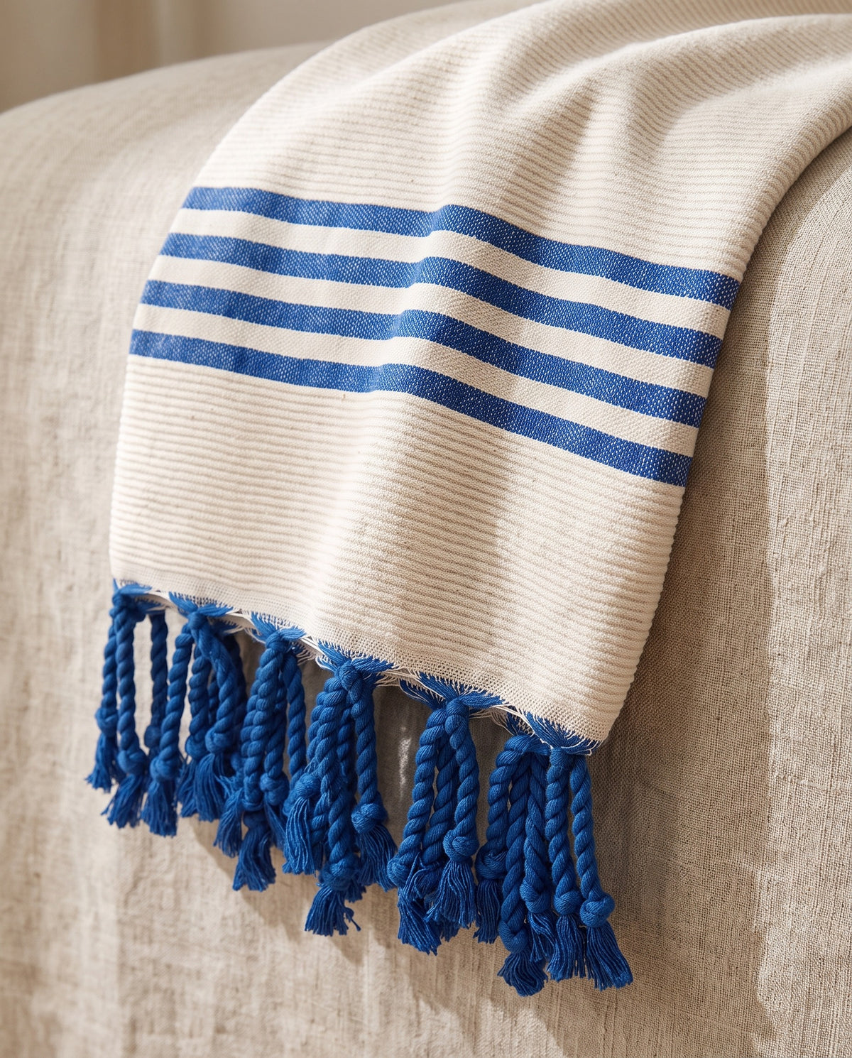 gastendoek Krem Sultan natural royal blue - detail