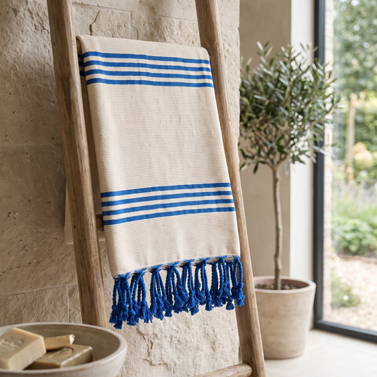 gastendoek Krem Sultan natural royal blue - sfeer