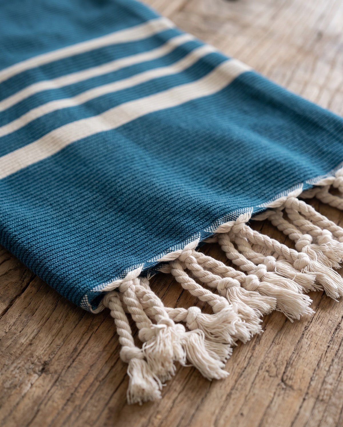 gastendoek Krem Sultan petrol blue - detail