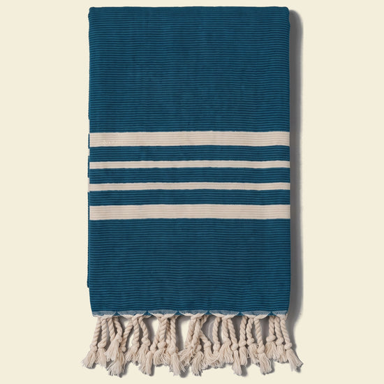 gastendoek Krem Sultan petrol blue - op kleur