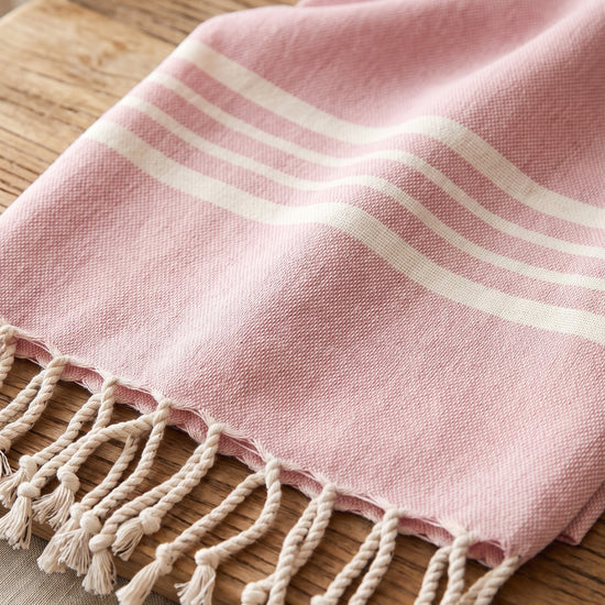 gastendoek Krem Sultan rose pink - detail
