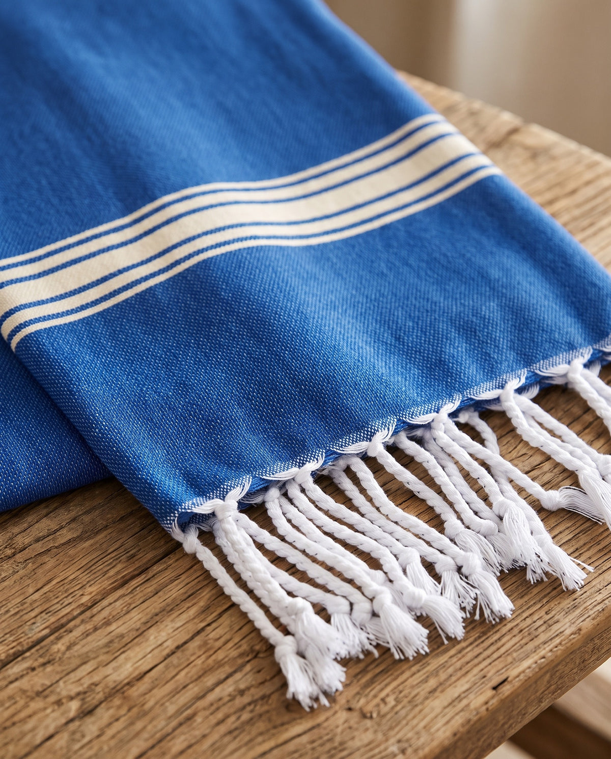 gastendoek Krem Sultan royal blue - detail