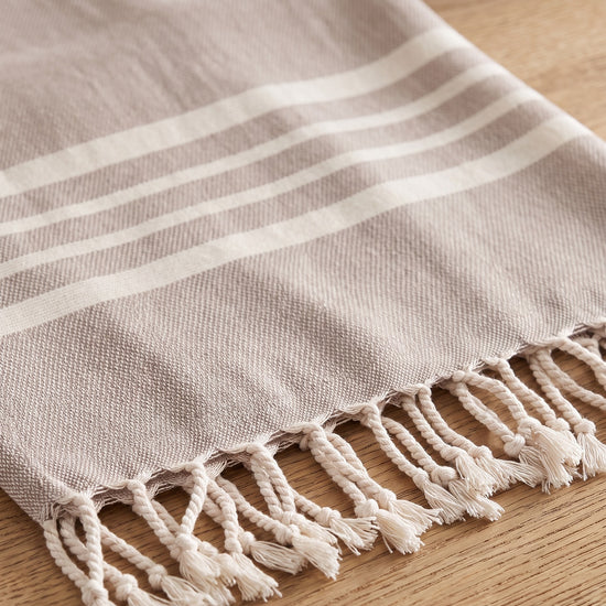 gastendoek Krem Sultan taupe - detail