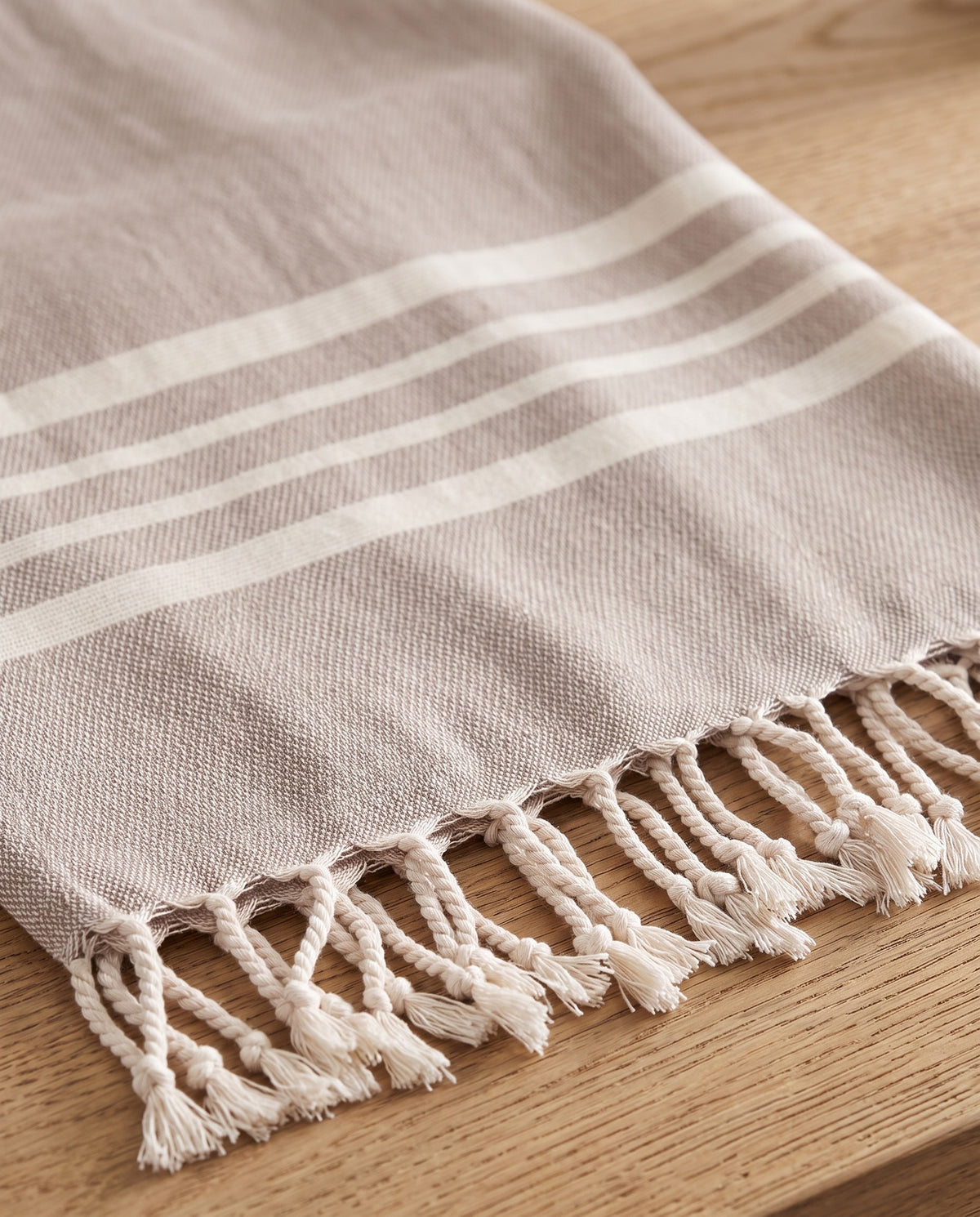 gastendoek Krem Sultan taupe - detail