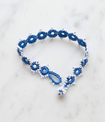 gehaakt armbandje - Daisy - blauw & witte kraaltjes