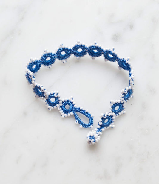 gehaakt armbandje - Daisy - blauw & witte kraaltjes