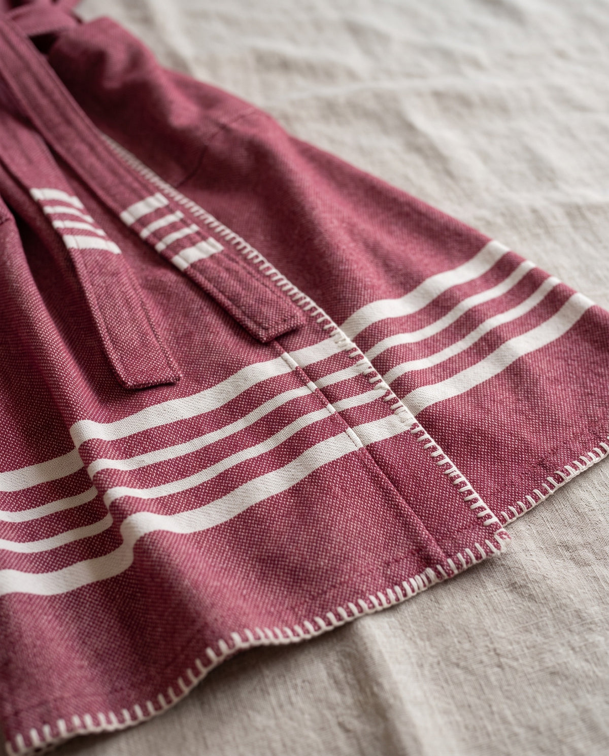 hamam badjas Krem Sultan bordeaux met farmer stitch - detail