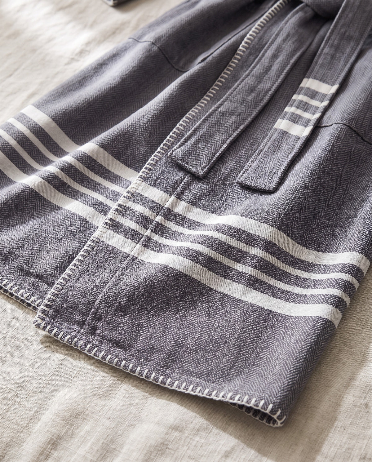 hamam badjas Krem Sultan dark grey met farmer stitch - detail