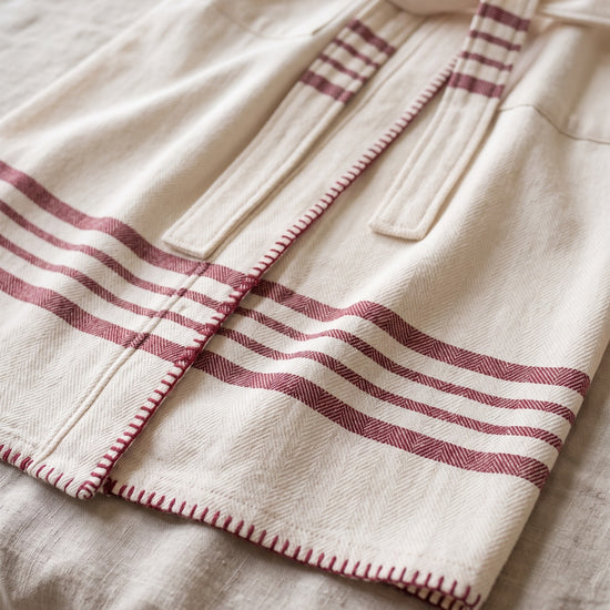 hamam badjas Krem Sultan natural bordeaux met farmer stitch - detail