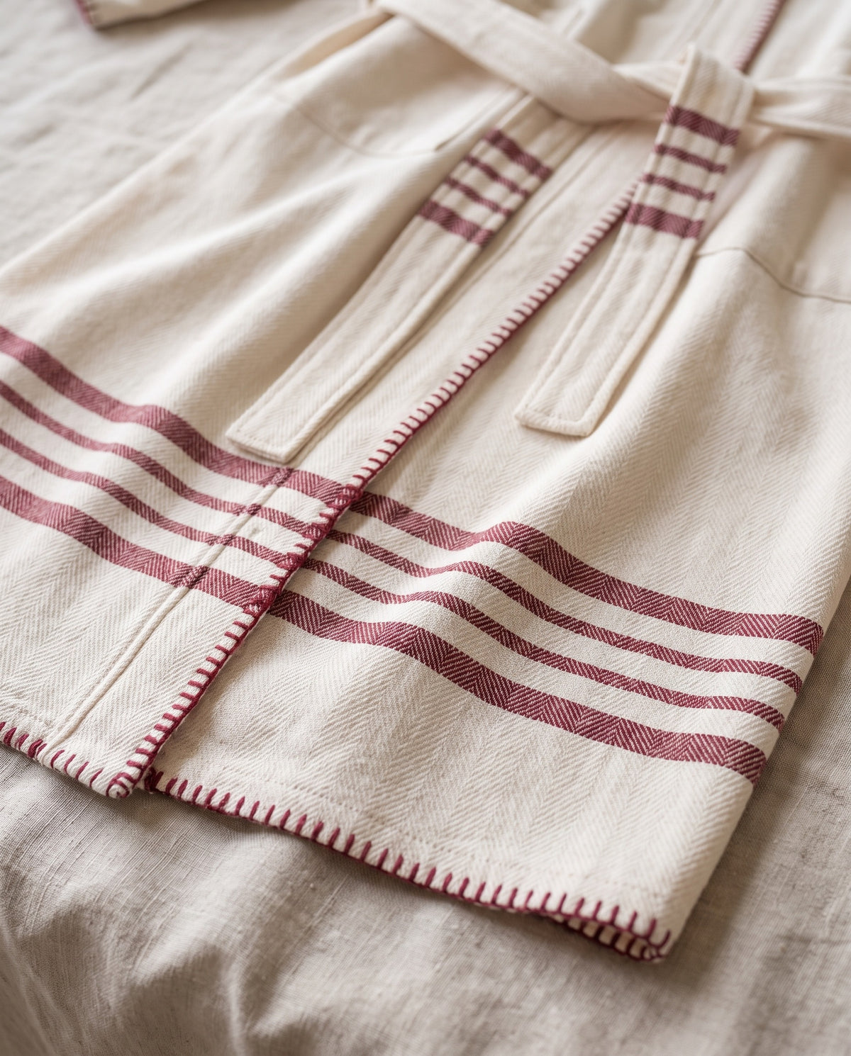 hamam badjas Krem Sultan natural bordeaux met farmer stitch - detail