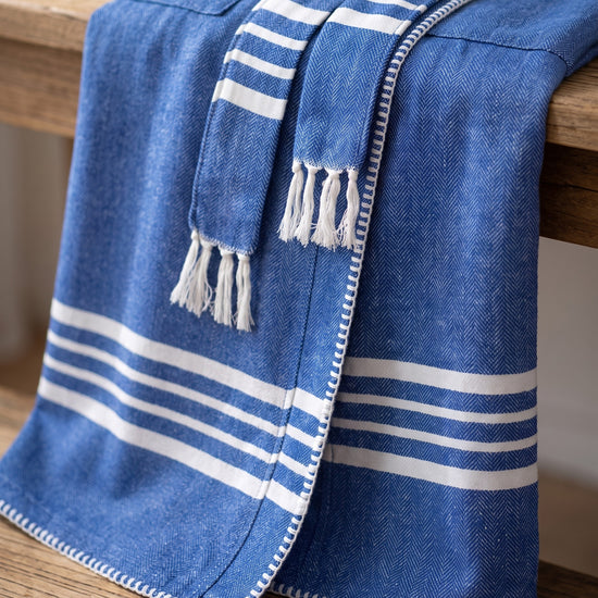 hamam badjas Krem Sultan royal blue met farmer stitch - detail