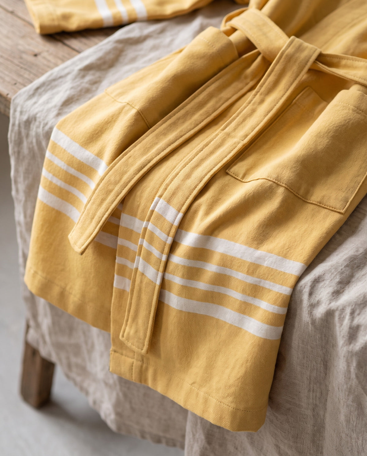 hamam badjas Sun mustard yellow - detail