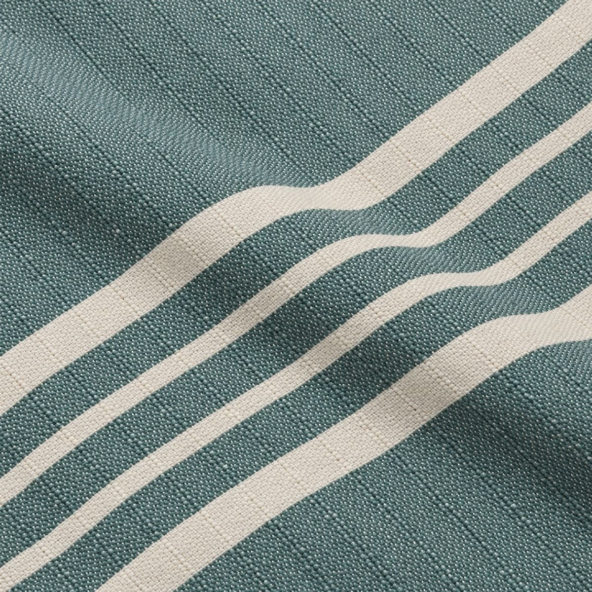 Close-up van de hamamdoek almond green met naturel strepen en fijn geweven katoenstructuur.