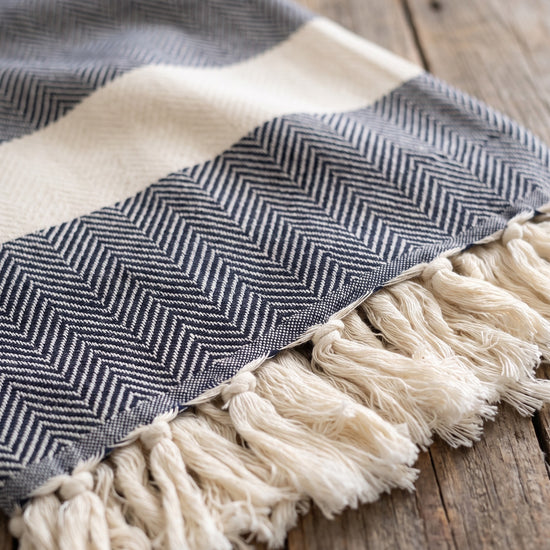 hamamdoek Herringbone dark navy - detail