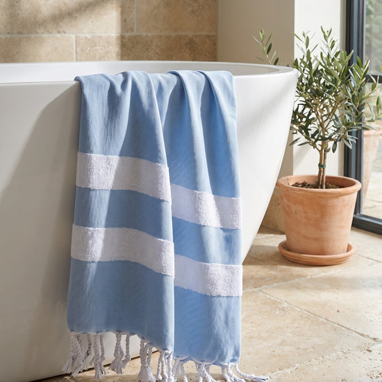 hamamdoek met badstof mediteraanblauw - sfeer
