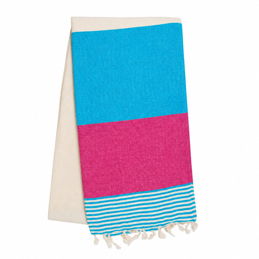 Opgevouwen hamamdoek in turquoise en fuchsiaroze, met naturel achterkant, turquoise-witte strepen en geknoopte franjes.
