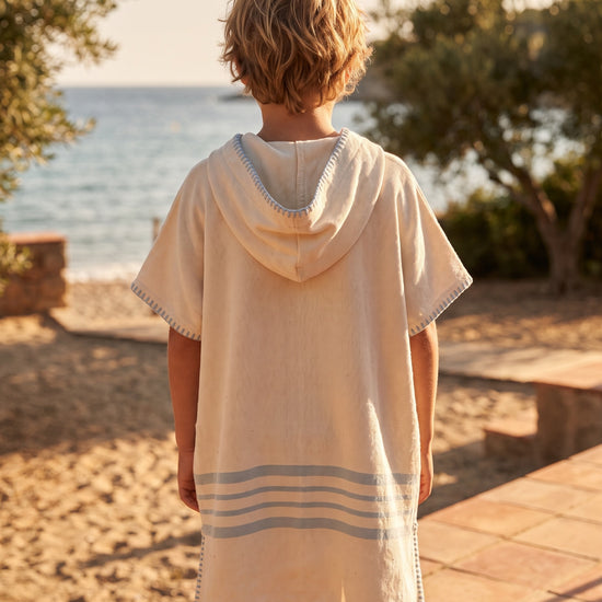kinder strandponcho natural light blue - sfeer