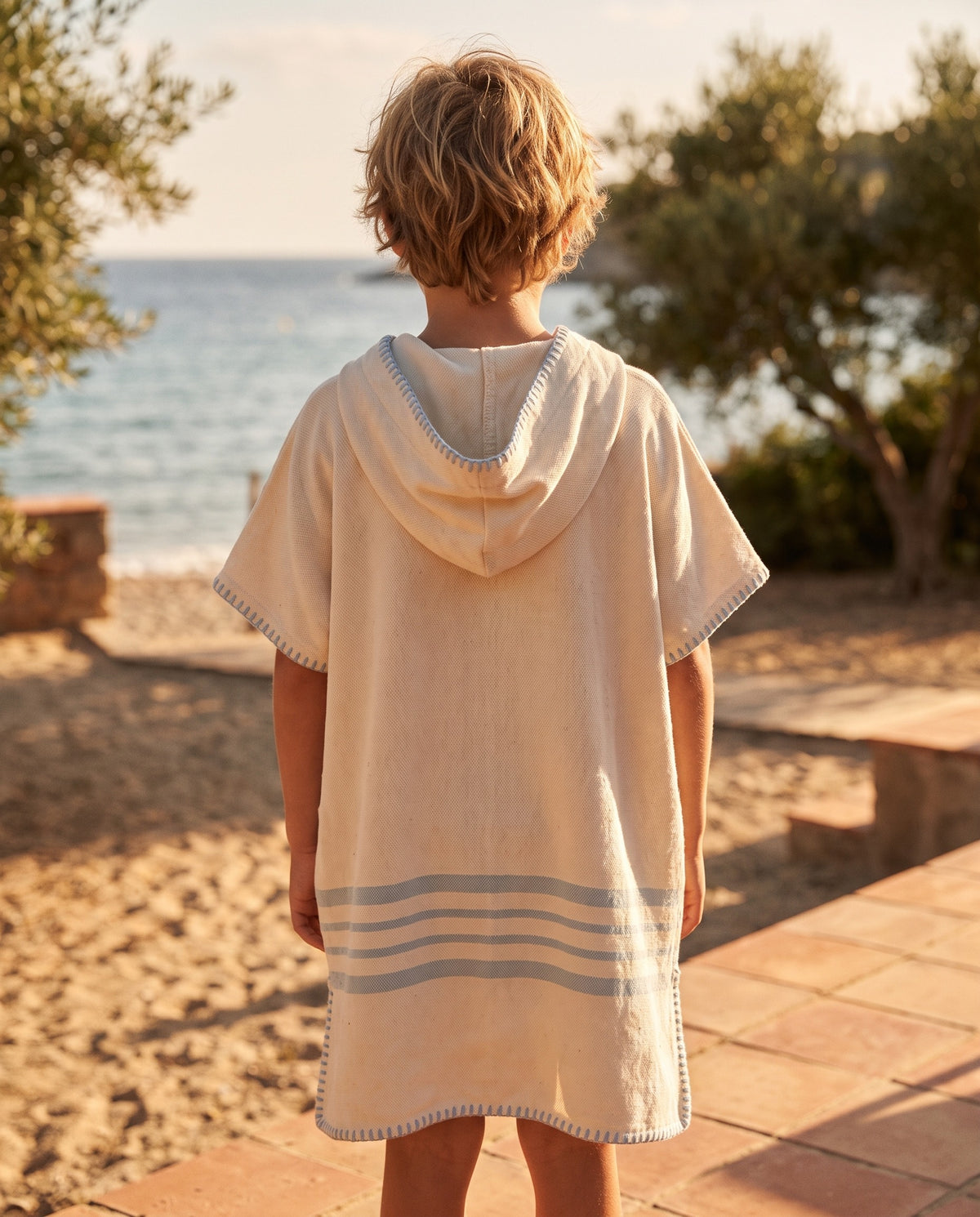kinder strandponcho natural light blue - sfeer