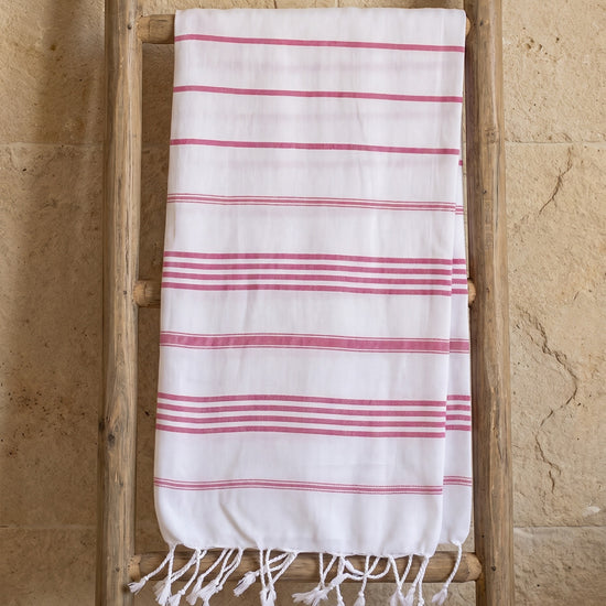 kleine hamamdoek Leyla white fuchsia - sfeer