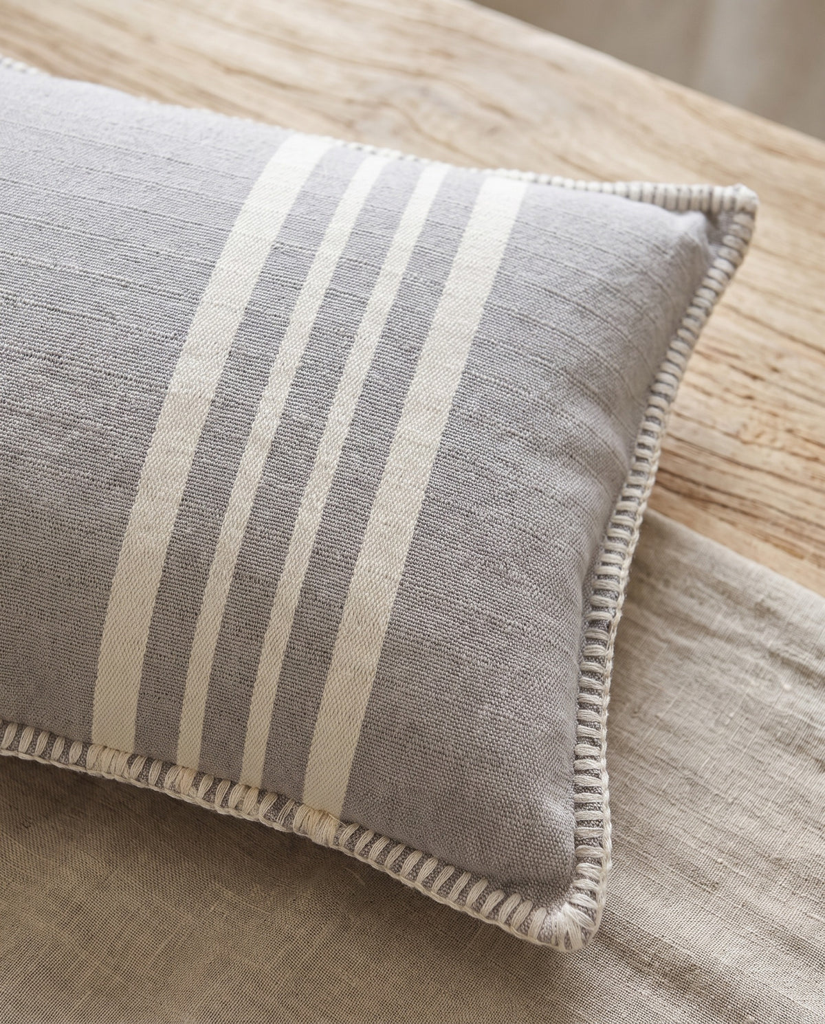 kussenhoes 50x70 Krem Sultan light grey - detail