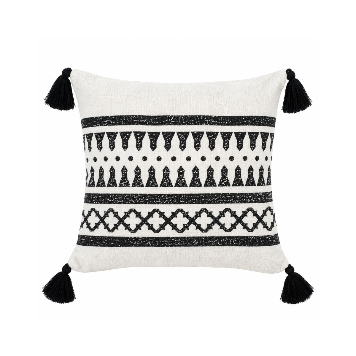 Witte kussenhoes met zwart etnisch patroon, geometrische motieven en zwarte tassels aan de vier hoeken.