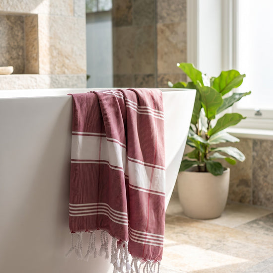 organic hamamdoek biokatoen bordeaux wit - sfeer