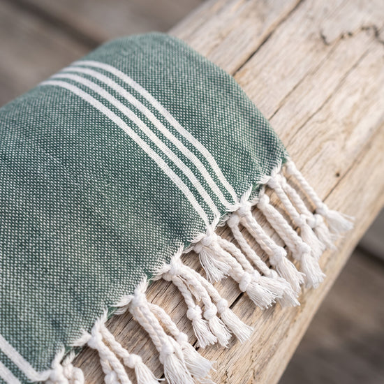 organic hamamdoek biokatoen dennengroen wit - detail